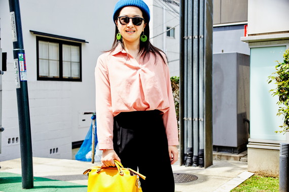 イエロー×ブルーが目を惹いた<br />
カラフルな彼女をキャッチ!
