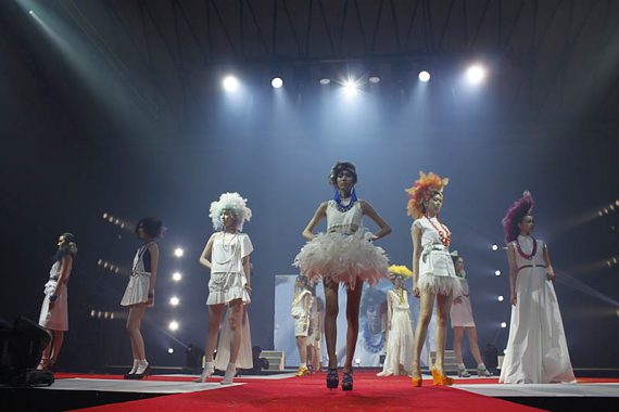 大阪、日本、アジアの<br />
「女性をもっと美しく」するヘアショー