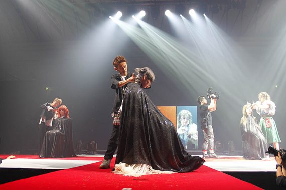 大阪、日本、アジアの<br />
「女性をもっと美しく」するヘアショー