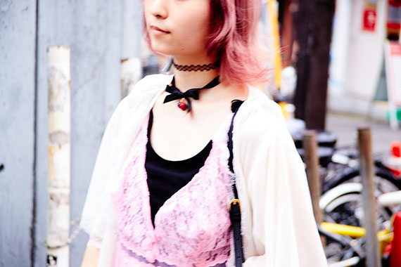 全身ピンクな彼女に<br />
ひとめぼれ<br />