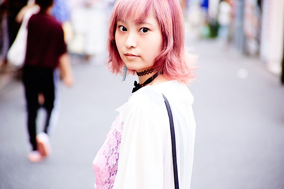全身ピンクな彼女に<br />
ひとめぼれ<br />