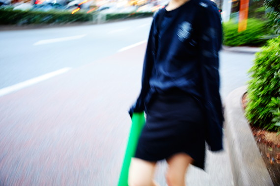トレンドのベロアと<br />
大振りイヤリングを着こなして