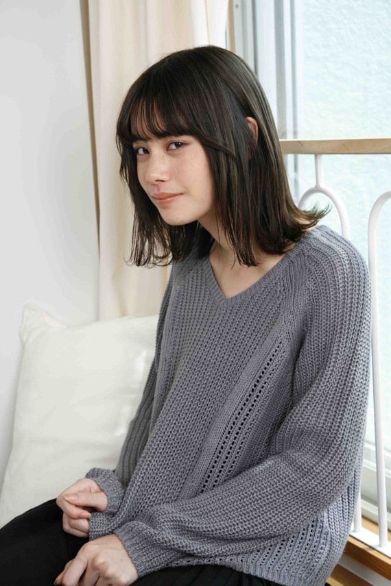 グレーのニットに似合う、<br />
グレージュのヘアカラー