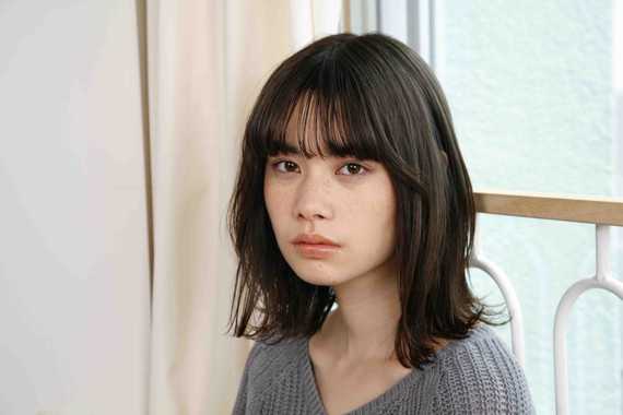 グレーのニットに似合う、<br />
グレージュのヘアカラー