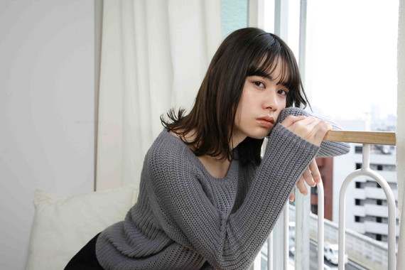 グレーのニットに似合う、<br />
グレージュのヘアカラー