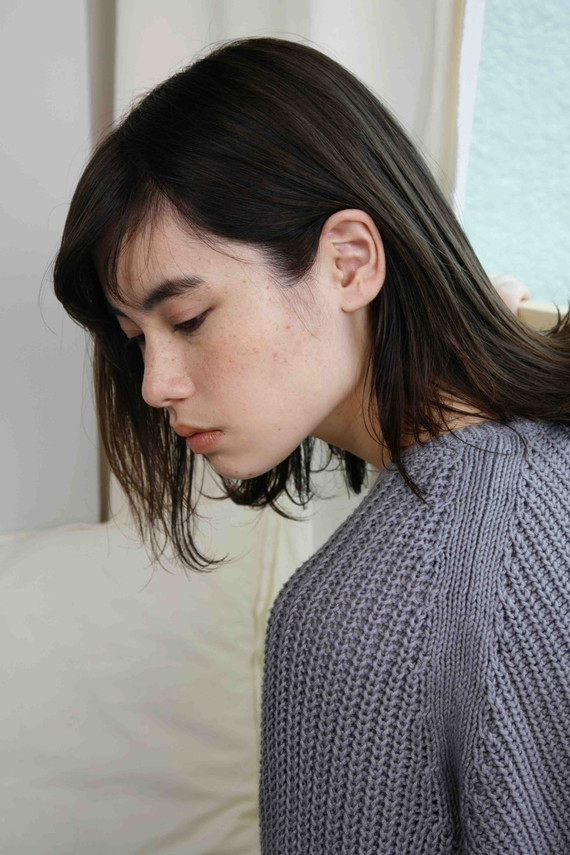 グレーのニットに似合う、<br />
グレージュのヘアカラー