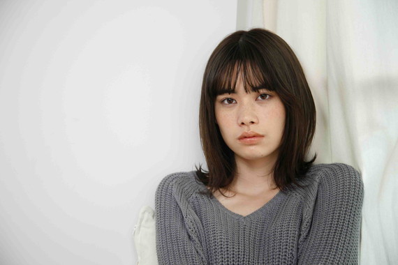 グレーのニットに似合う、<br />
グレージュのヘアカラー