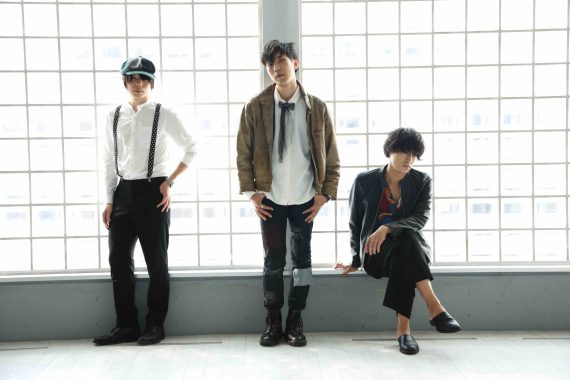 11月はスリーピースバンド<br />
「アロマレイチェル」とコラボしました