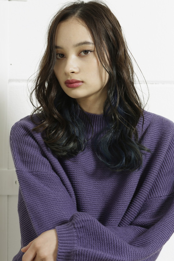 美しいブルーが<br />
切なくも色鮮やかに発色する